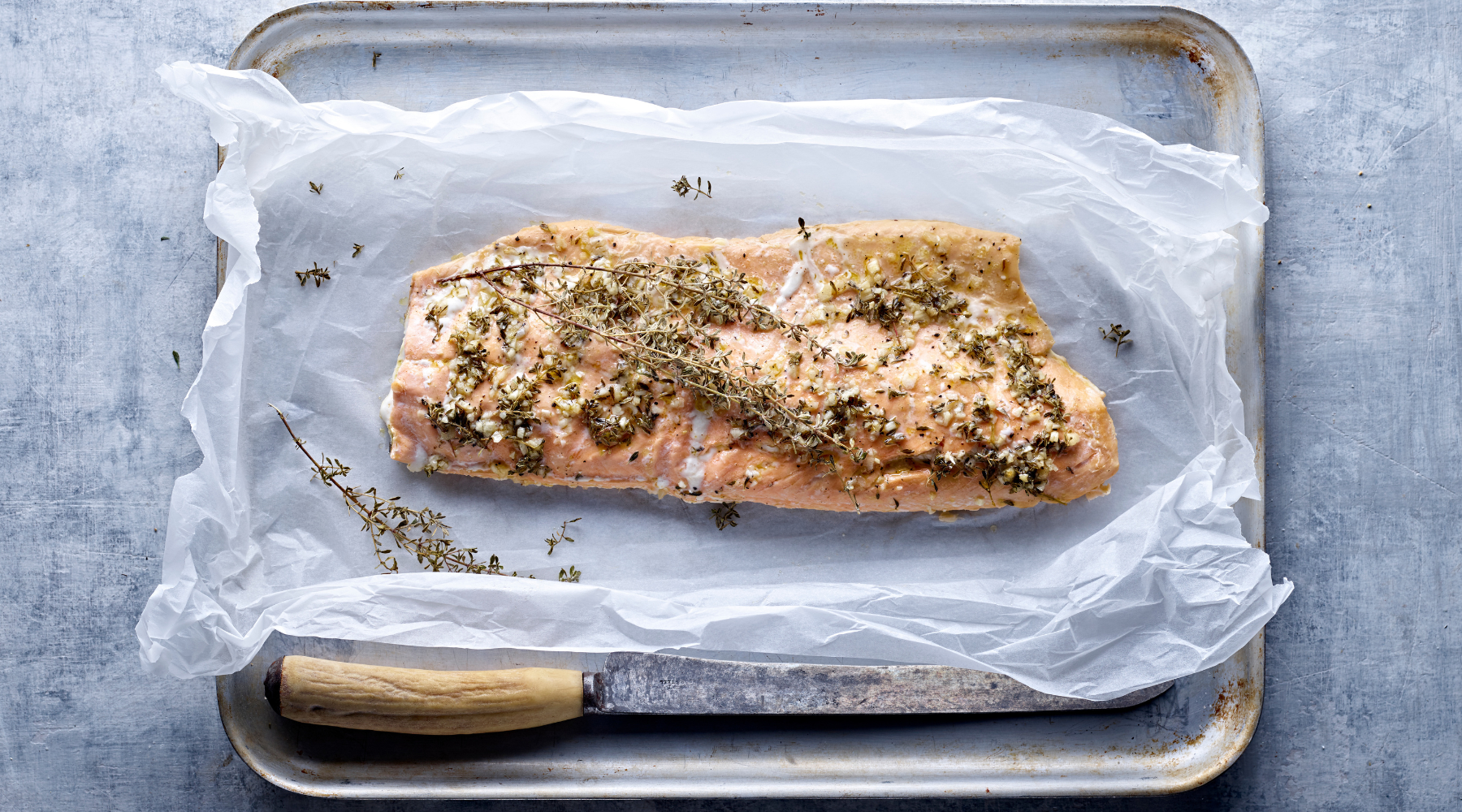 Baked salmon with lemon and thyme